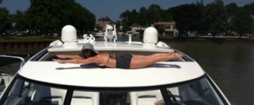 Katy perry planking op een yacht