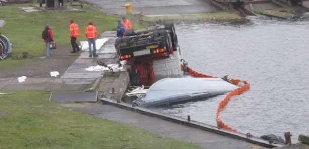 Vrachtwagen te water bij Greenpeace in Amsterdam Noord