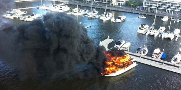 Boot brandt uit in Melbourne ook fout brandweer 2