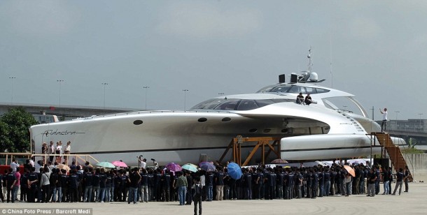 Futuristisch trimaran superjacht adastra