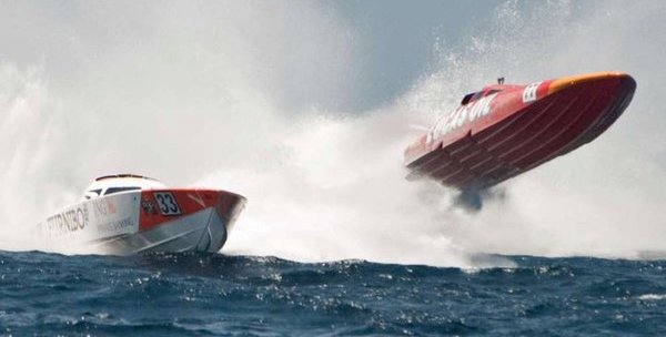 Powerboats in duel tijdens de Grand Prix of the Sea