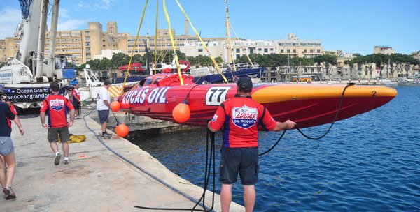 Te waterlating van een powerboat tijdens de Grand Prix of the Sea