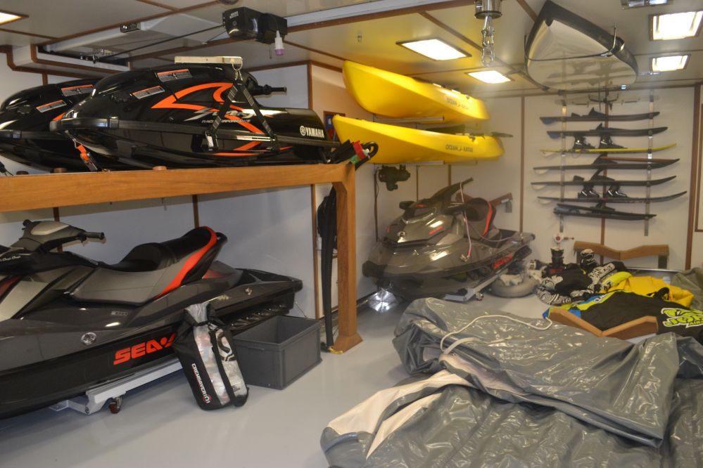 Garage vol watersportgadgets aan boord van superjacht Chopi Chopi